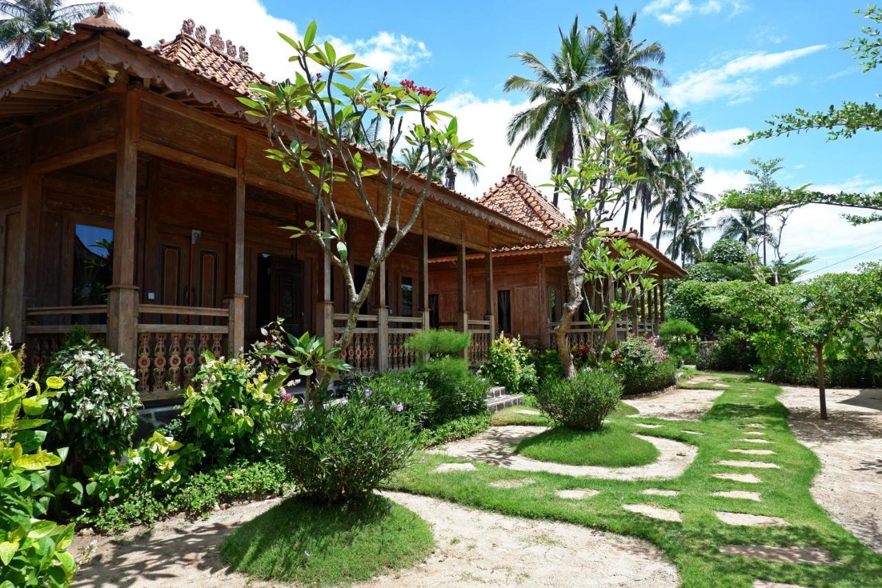 Blue Harbor Beachfront Villas & Resto Toyapakeh Exterior photo